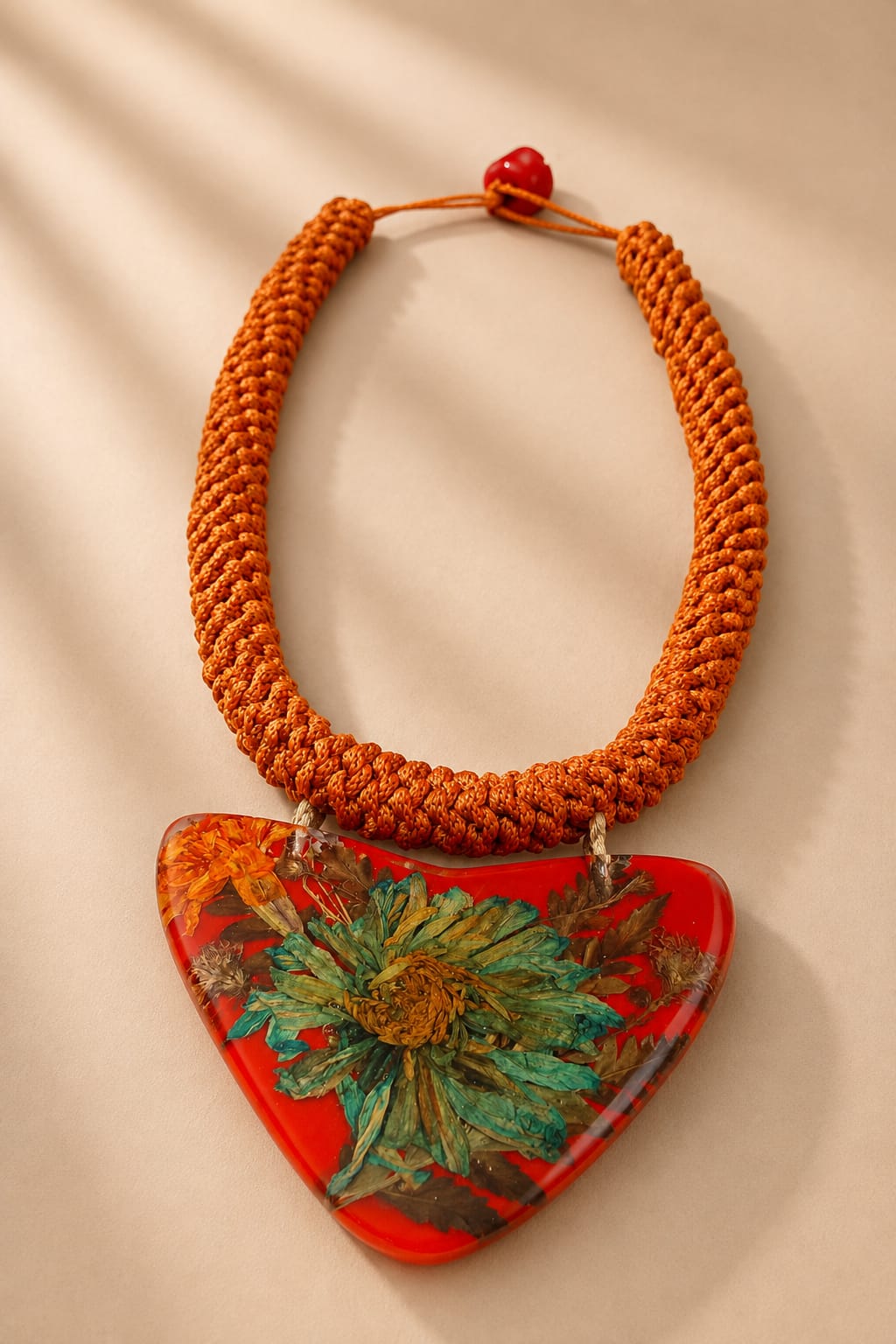 Maxi Colar Diva: pingente vermelho com flores naturais eternizadas em resina e cordão artesanal de macramê laranja
